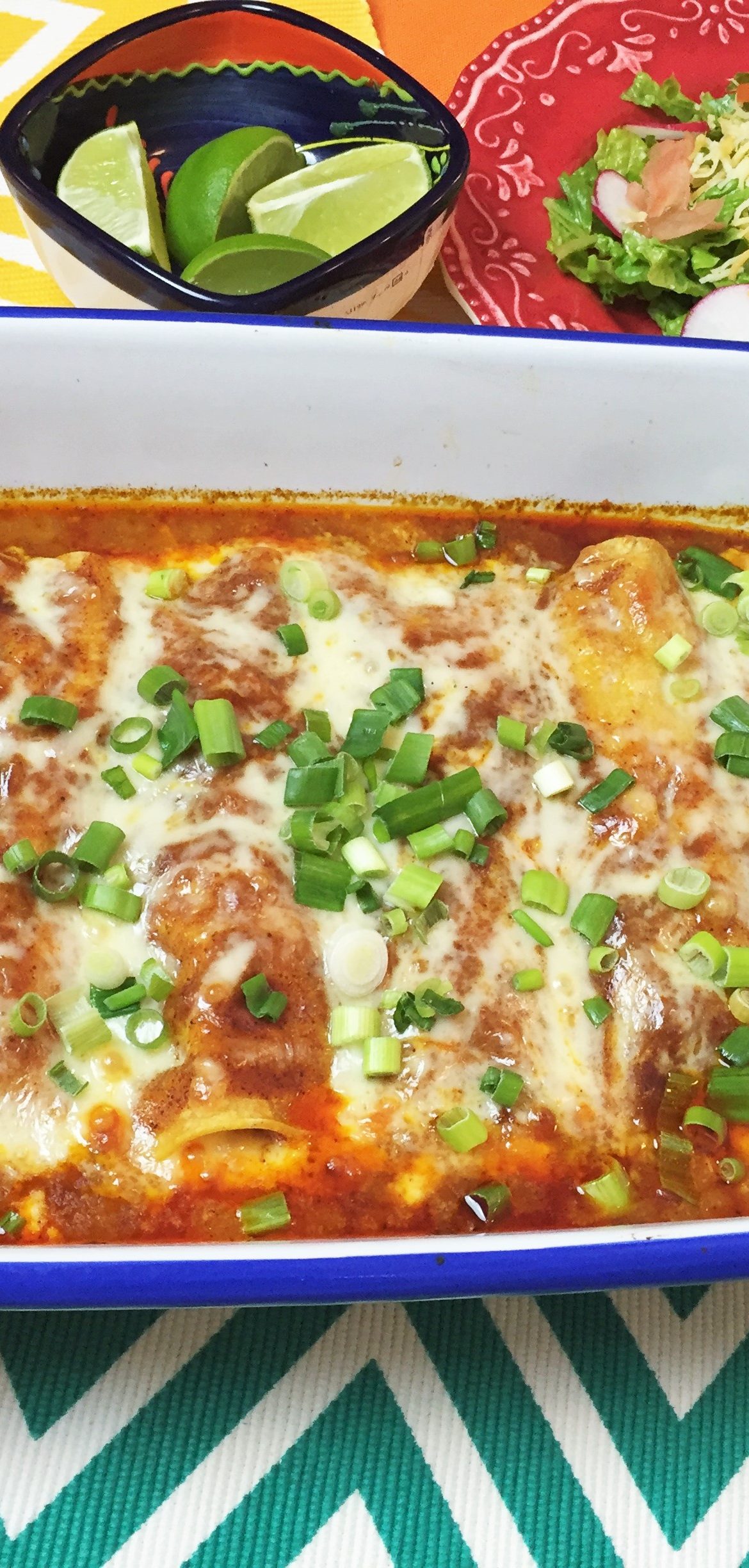 Receta fácil de Enchiladas de Pollo usando pollo rotisserie asado. www.ensalpicadas.com