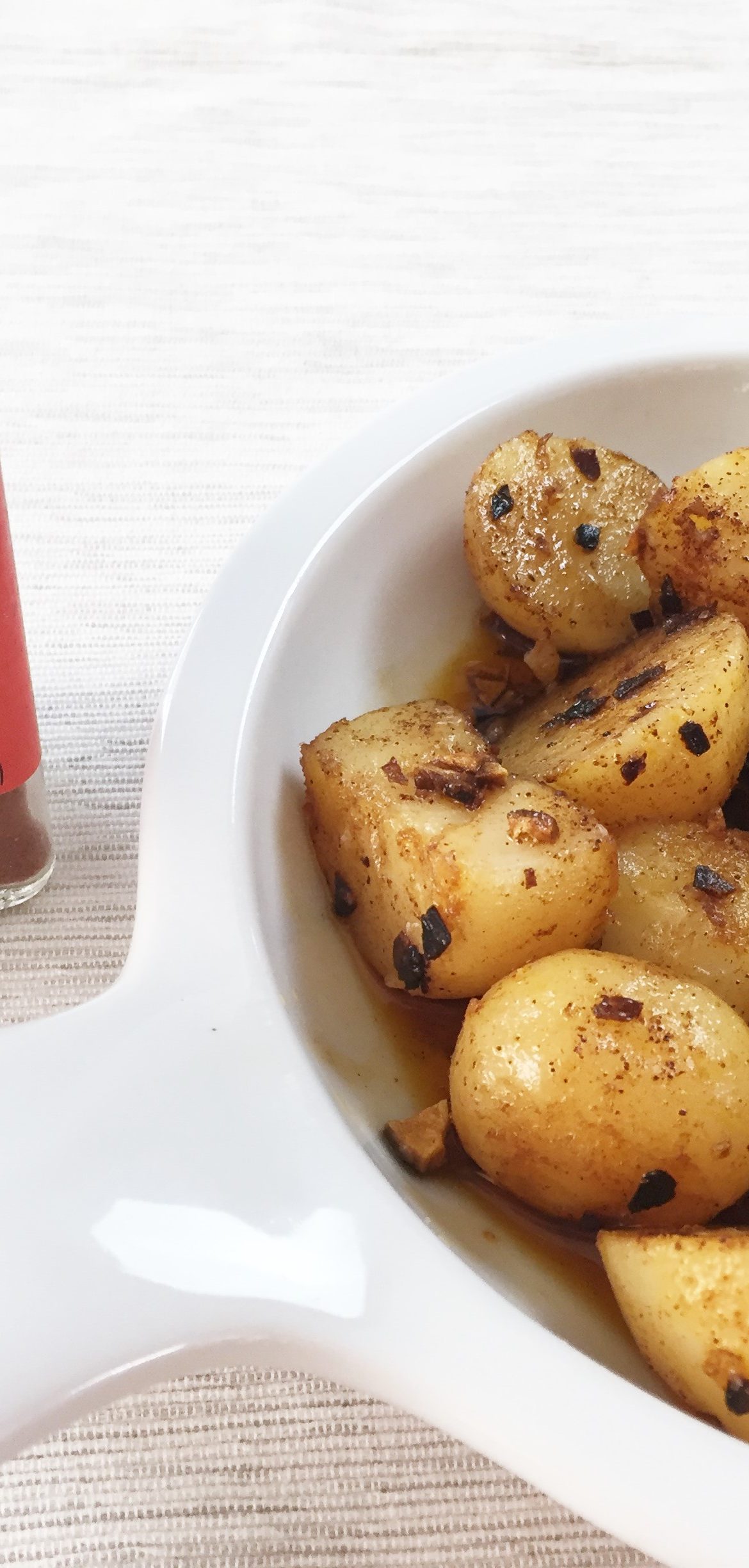 Receta de papas con ajo y pimentón que usa papas de lata.