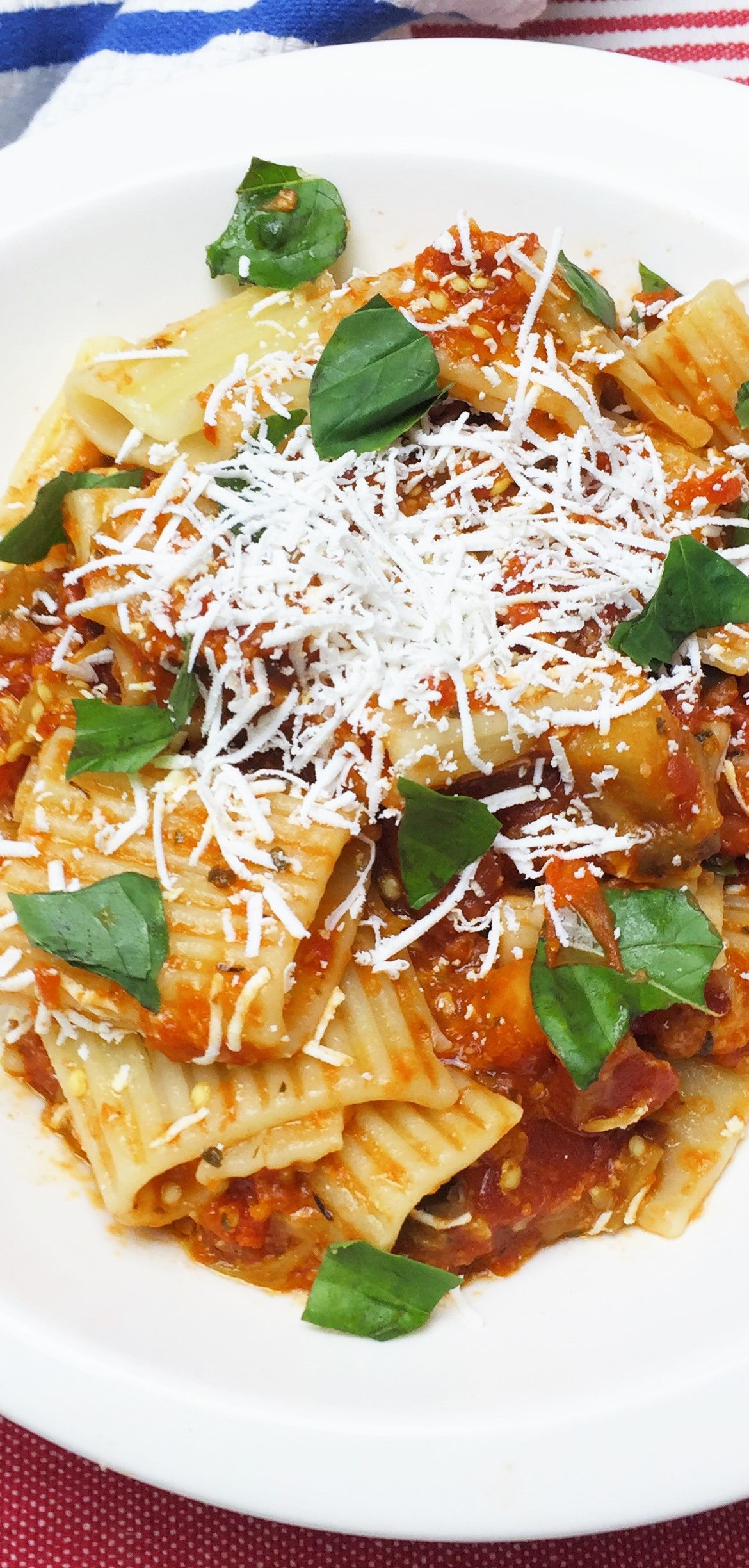 Receta espectacular de pasta con salsa de tomates y berenjena. www.ensalpicadas.com