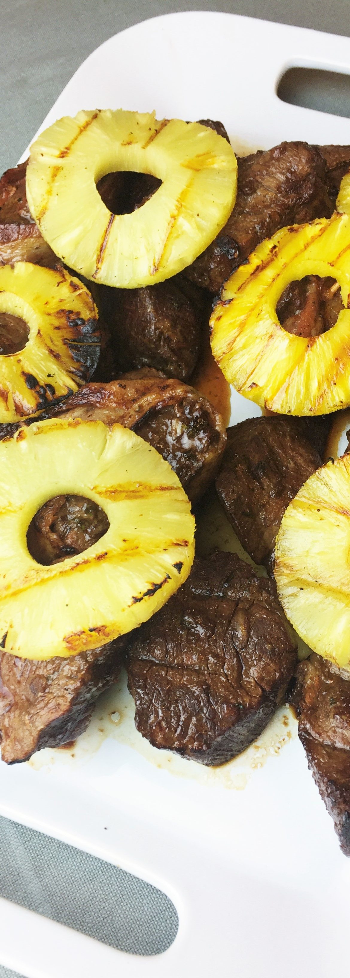 Receta de filetes de res marinados con piña al grill. www.ensalpicadas.com