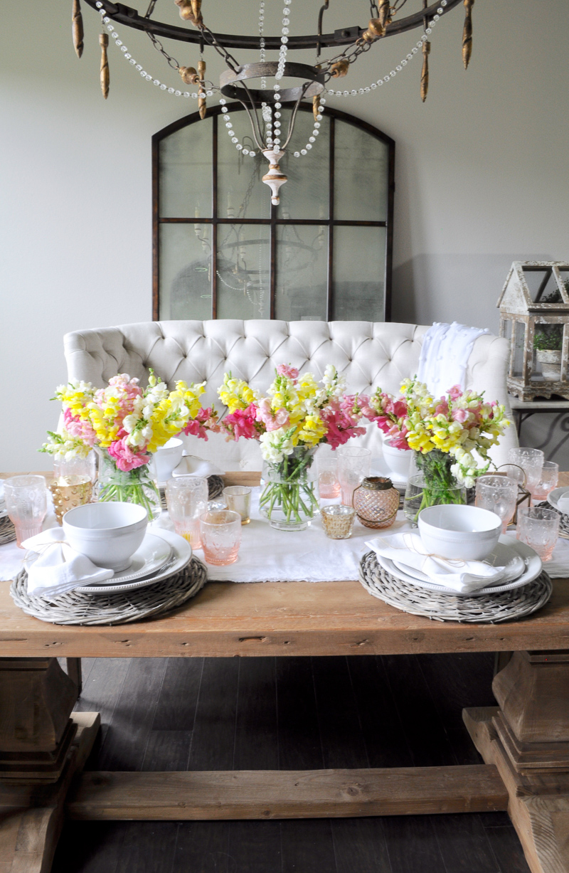 Decoración de la mesa para primavera y pascua.