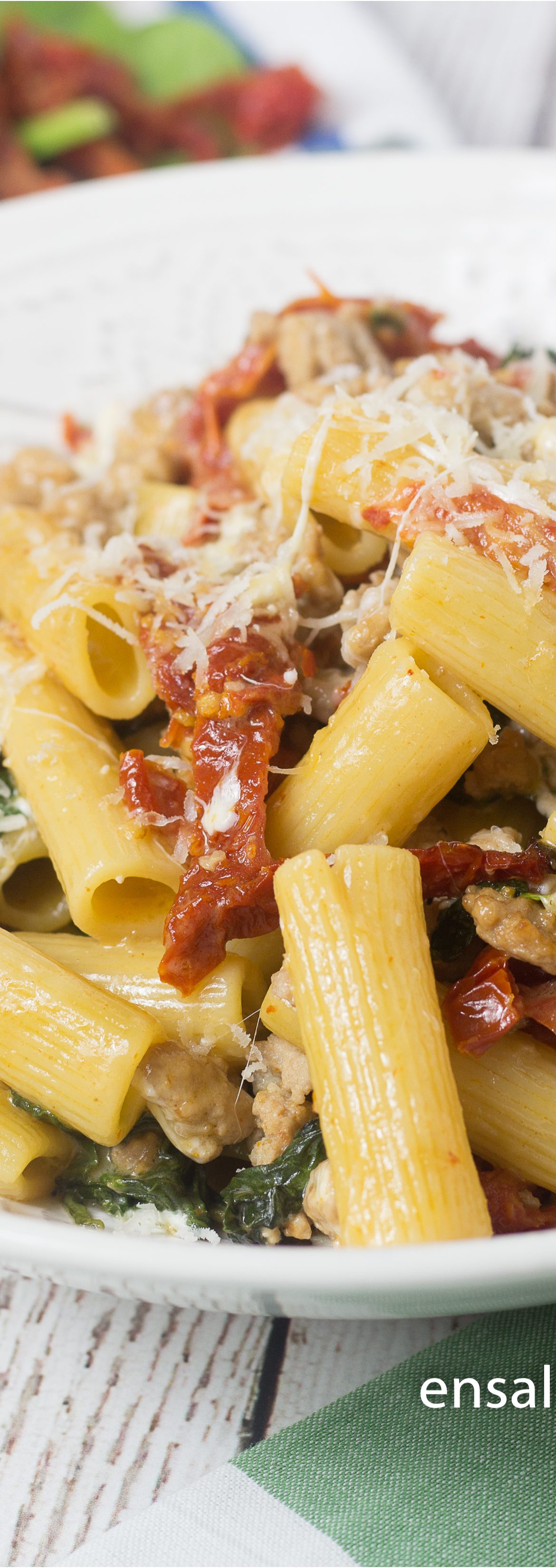 Receta de pasta (macarrones) con carne molida de pavo, tomates secos y espinaca en salsa cremosa.