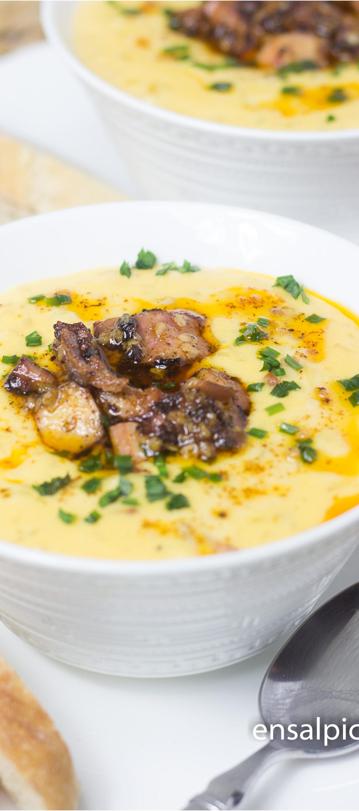 Receta de Pulpo a la Gallega sobre una crema de papas con chorizo.