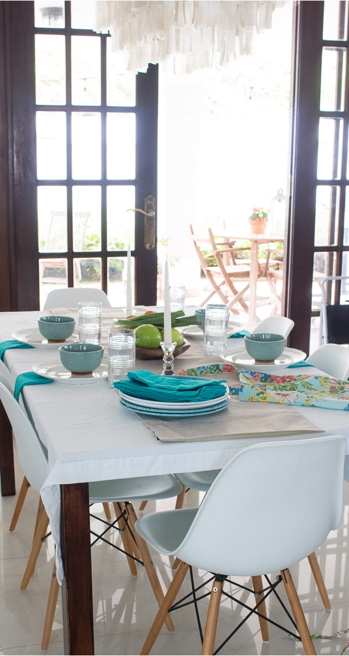 Mesa Decorada con Blanco y Turquesa