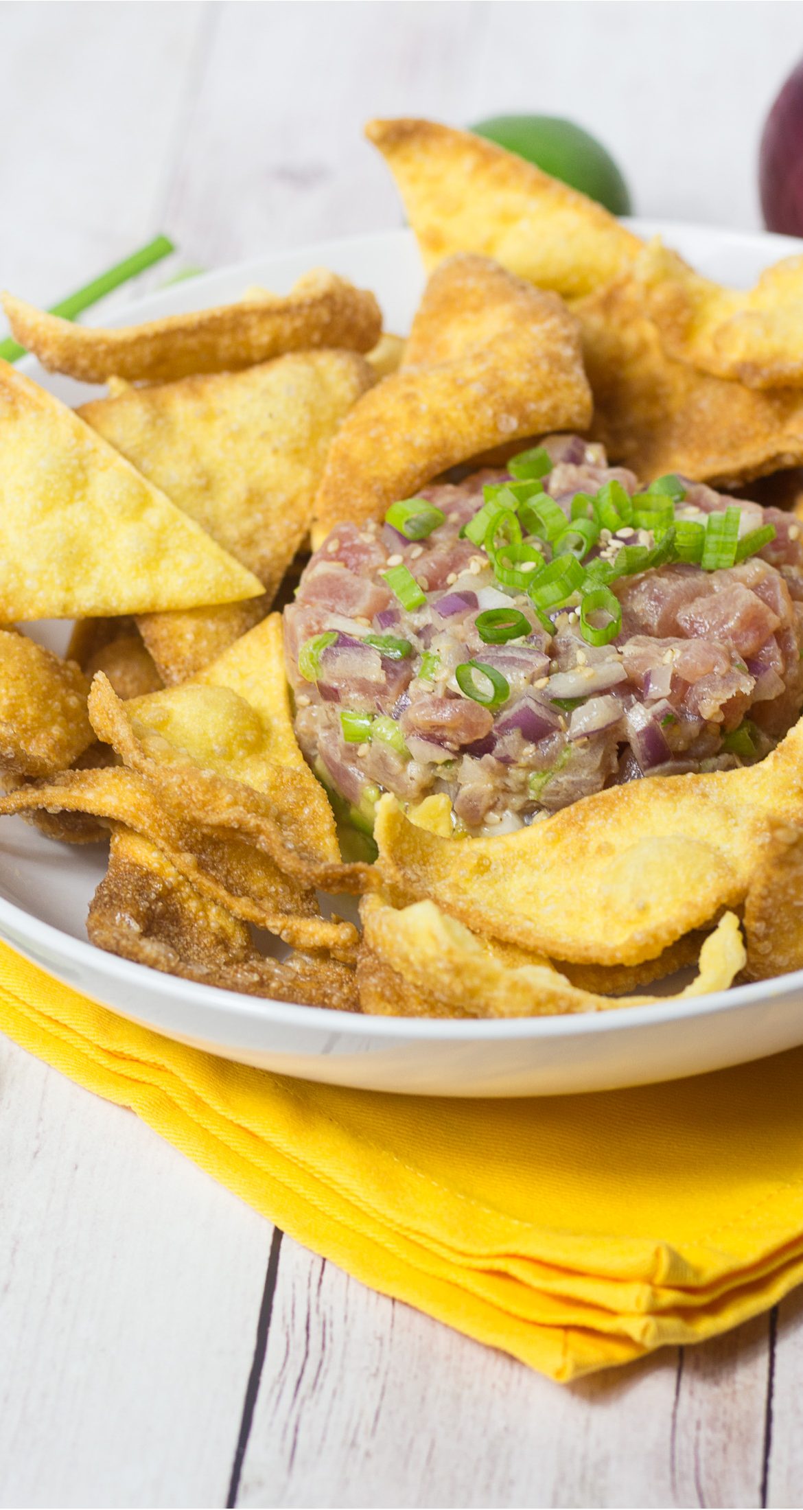 Receta deliciosa de Tartar de Atún con aguacate y mango, servido con chips de wonton.