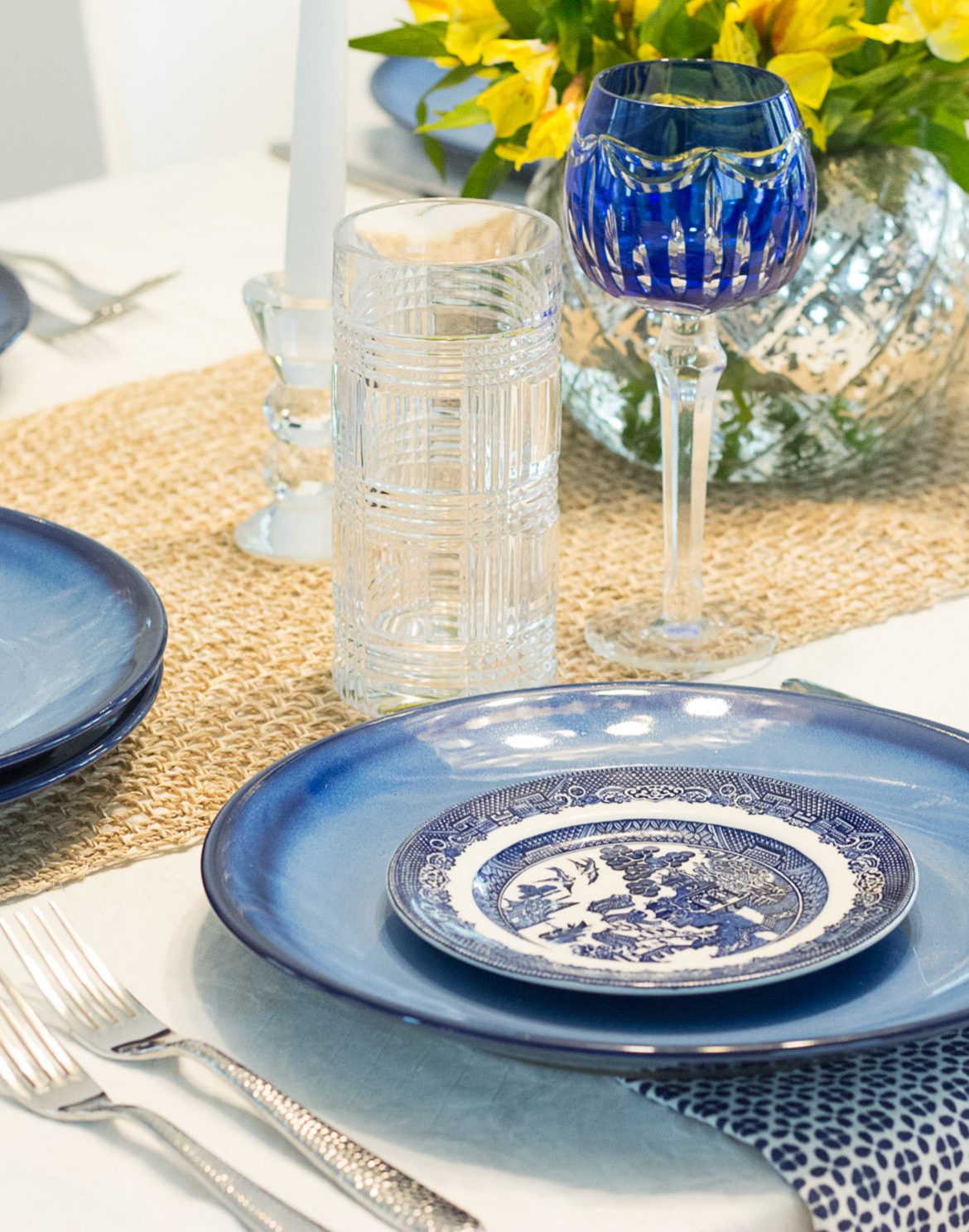 Mesa Decorada con Azul Cobalto