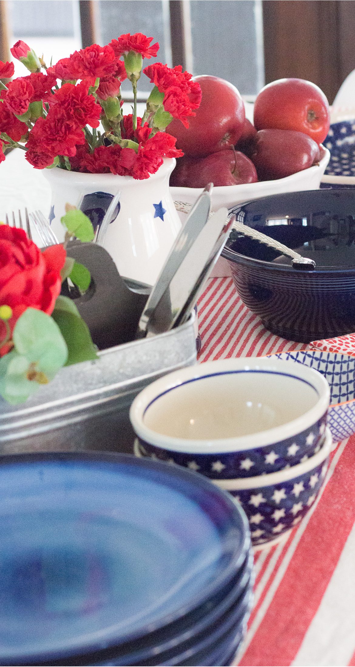 Decoración de la mesa en rojo, blanco y azul