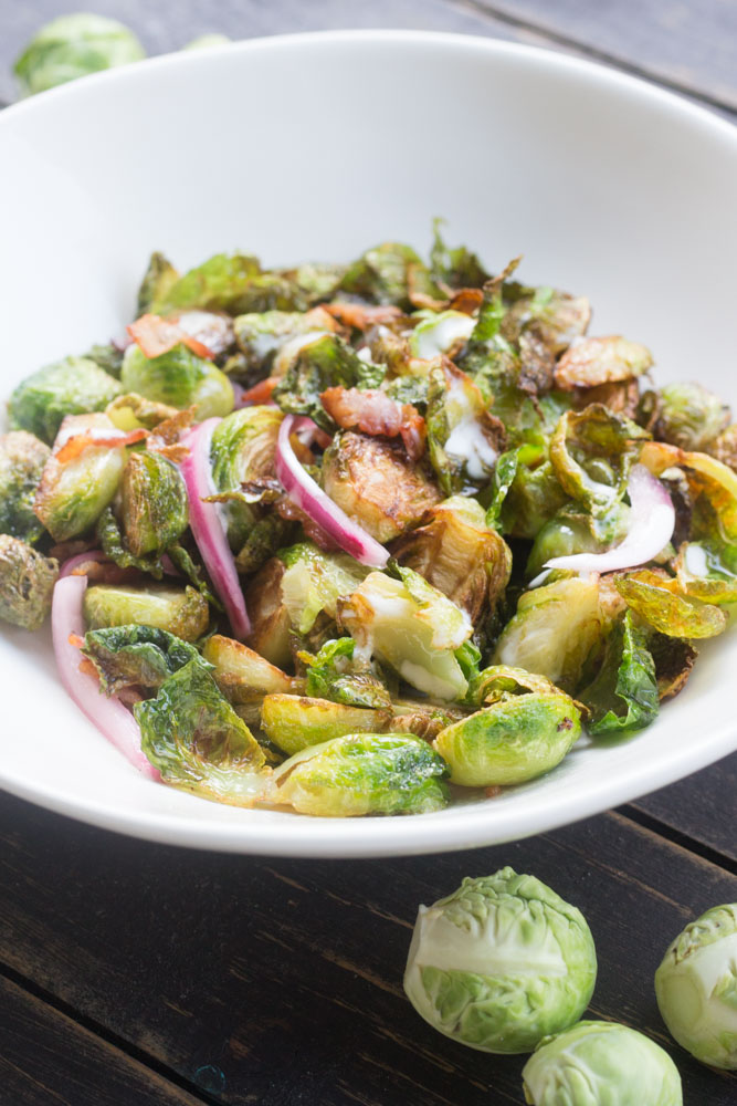 Crispy Brussels Sprouts Coles de Bruselas con tocineta, cebolla piclked y una salsita light