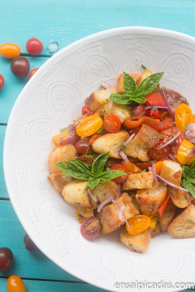 Receta de Ensalada de Vegetales, tomates y pan llamada Panzanella