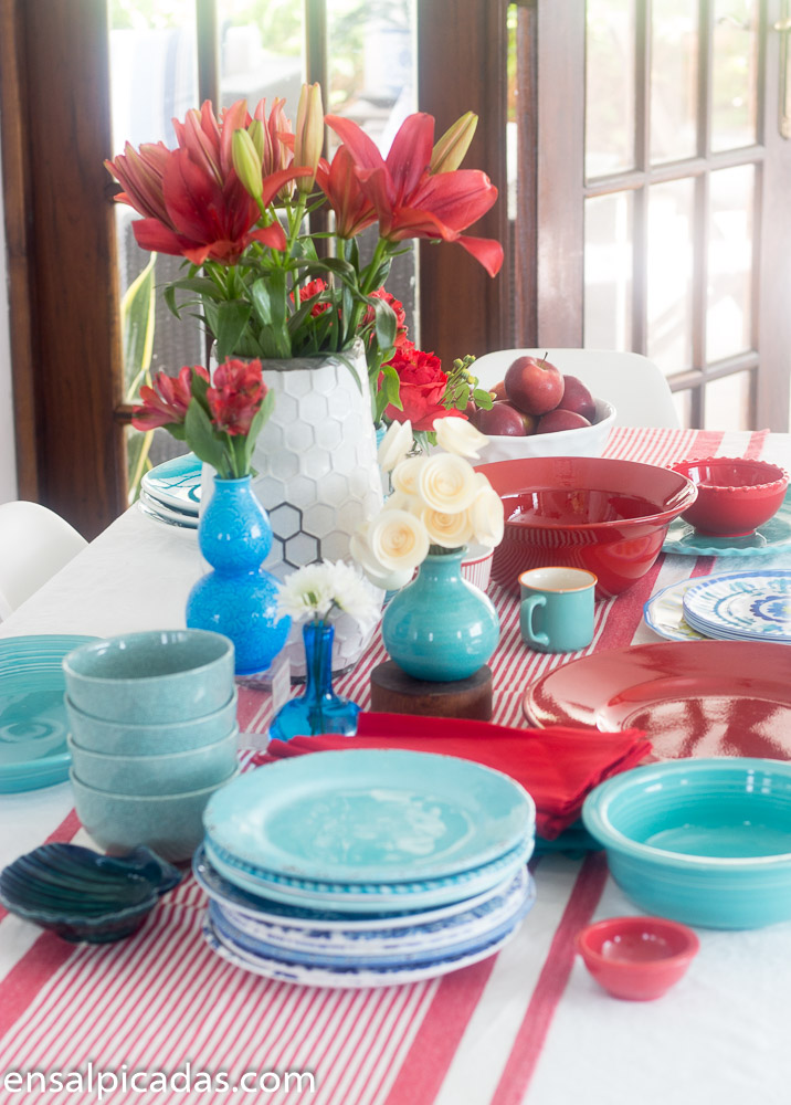 Mesa decorada co n colores rojo, blanco y azul turquesa