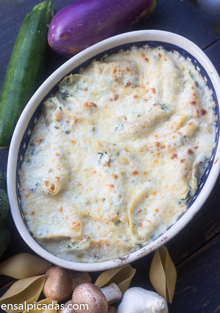 Receta de pasta rellena (en lugar de lasaña) con vegetales en salsa blanca.