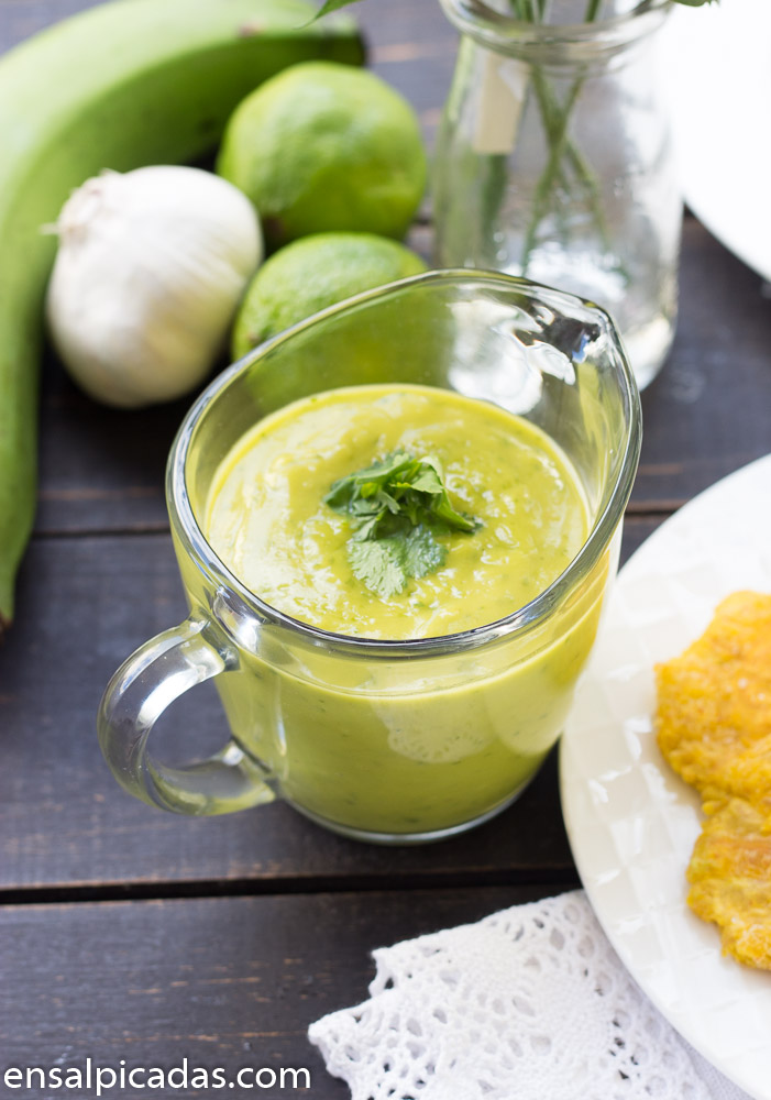 Receta de Mojo Verde. Una salsa verde a base de aguacate cilantro y jugo de lima.