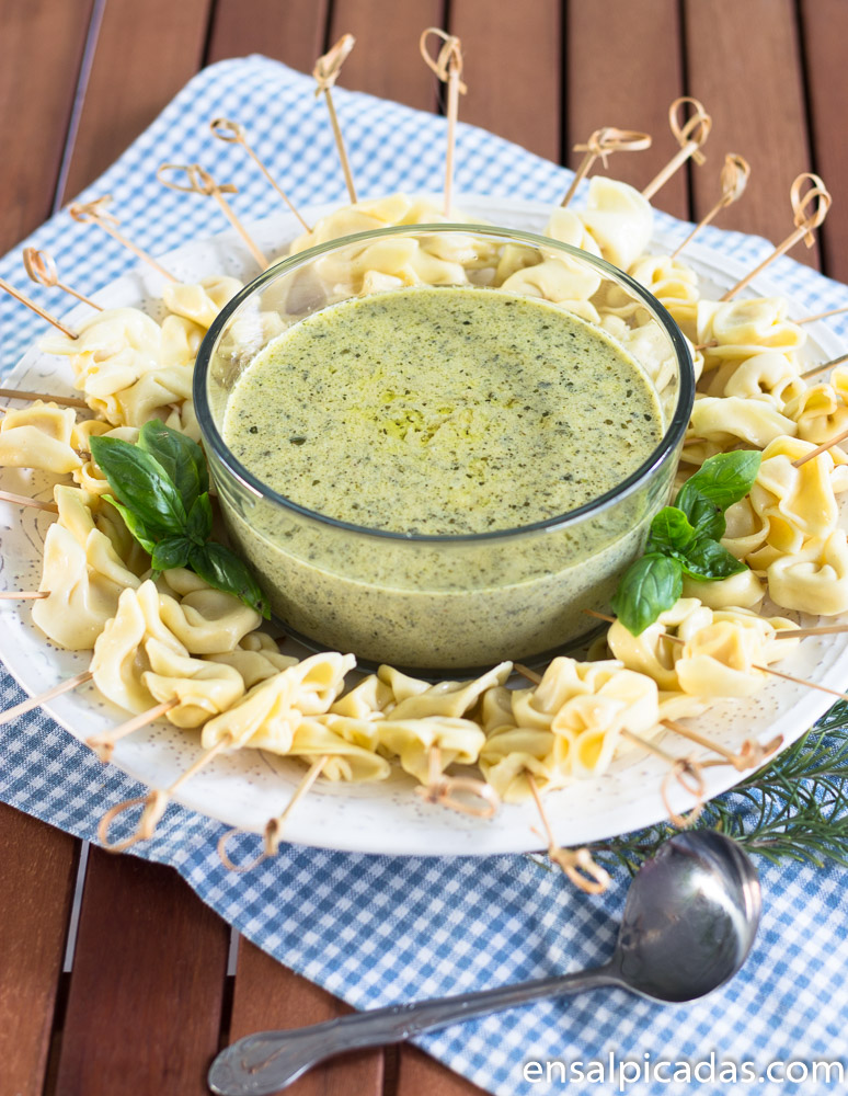 Receta de Pinchos de Tortellini con un dip de pesto con crema