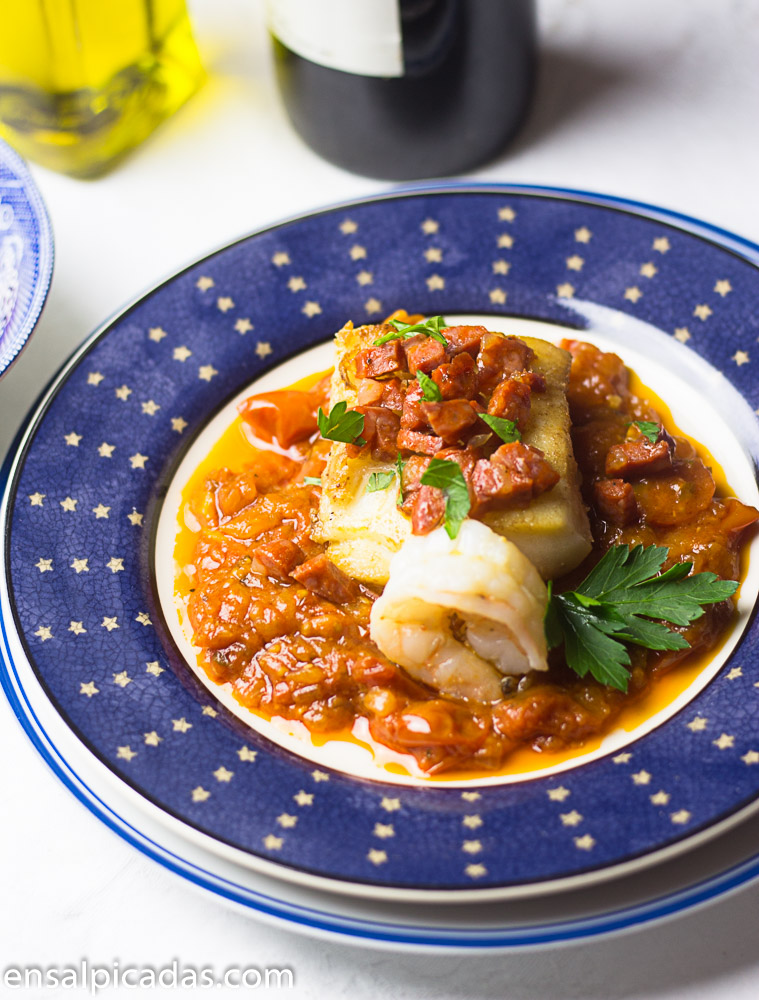 Receta de filete de pescado blanco (bacalao) con chorizo sobre salsa rústica