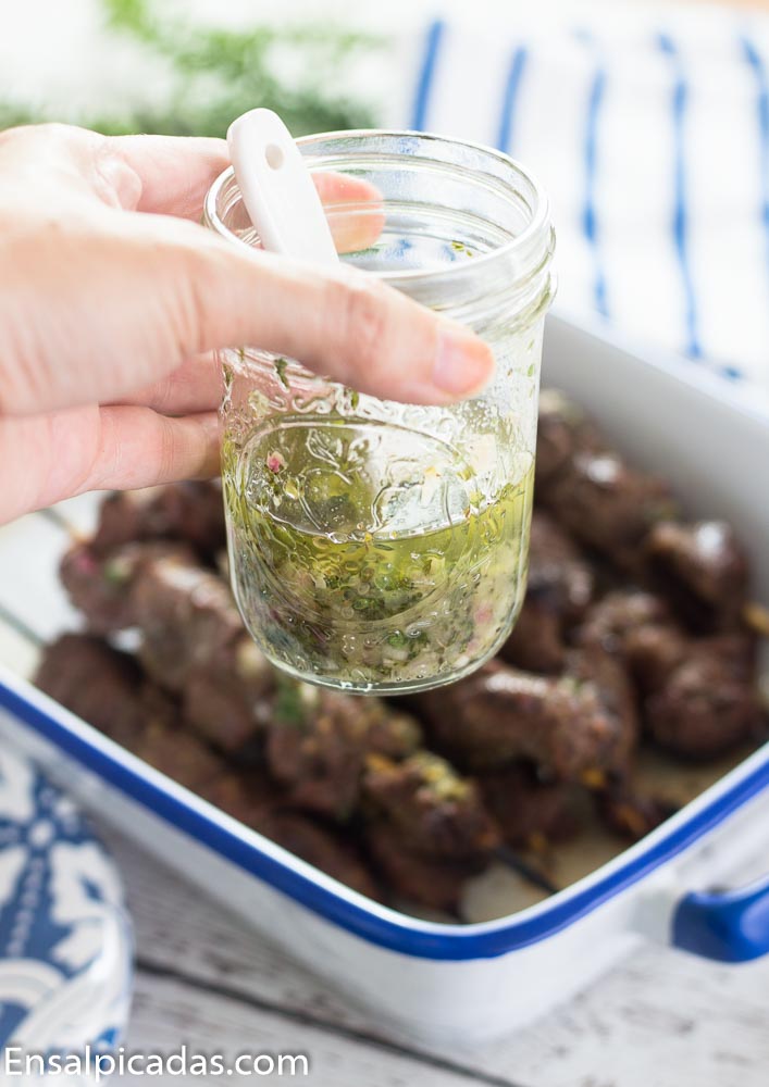 Receta de chimichurri fácil con pinchos de carne