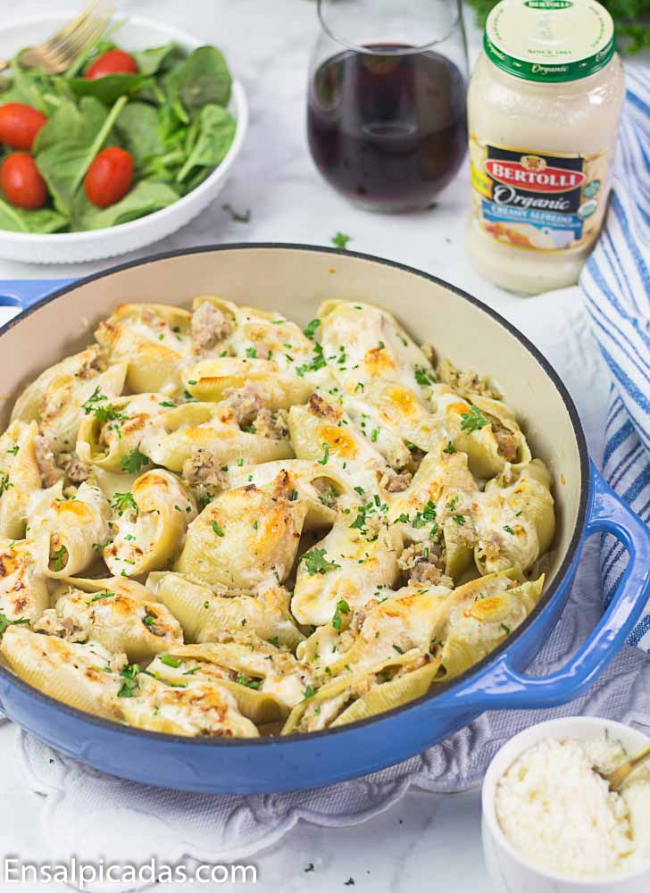 Receta de Pasta rellena con salsa alfredo y salchicha italiana.