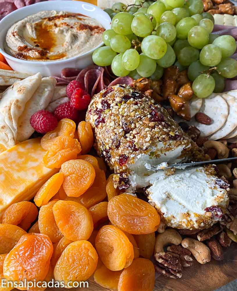 Entremeses Fríos y receta de Rollo de queso con nueces y frutos secos.