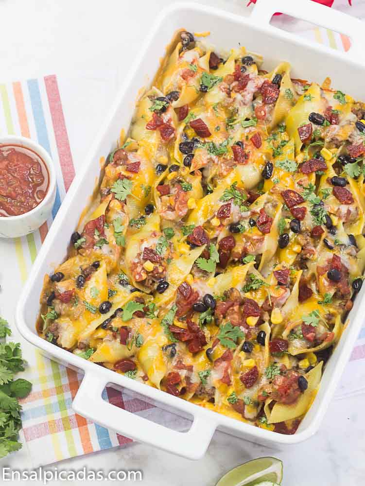 Receta de pasta shells rellenos de carne molida de tacos, con queso y chorizo.