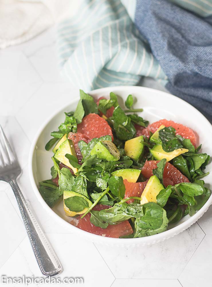 Receta de ensalada de aguacate con toronja rosada y berro.