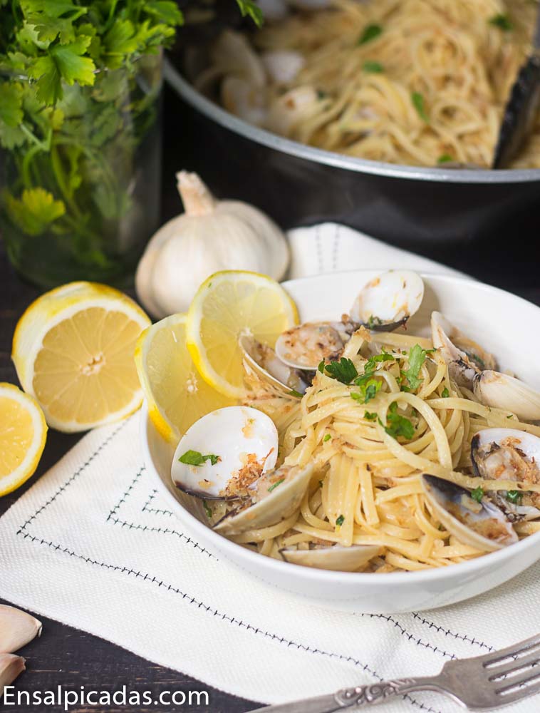 Receta de pasta linguini (linguine) con almejas en salsa blanca (vongole)