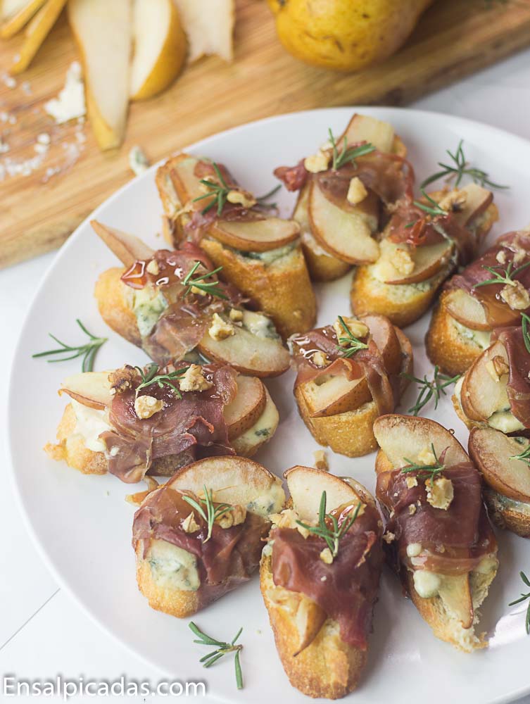 REceta de tostaditas con prosciutto, pera y queso